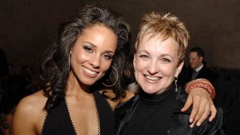 teresa augello|Alicia Keys Parents: Meet Terria Joseph & Craig Cook。